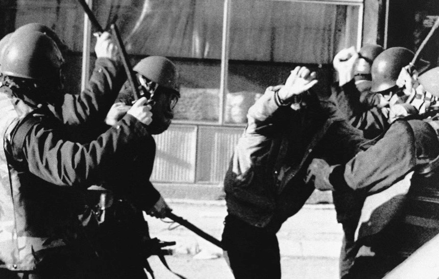 Protestuesi shqiptar rrihet nga policët serbë gjatë demonstratave në Prishtinë, më 27 mars 1989 (Foto: Udo Weitz – Associated Press)