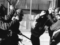 Protestuesi shqiptar rrihet nga policët serbë gjatë demonstratave në Prishtinë, më 27 mars 1989 (Foto: Udo Weitz – Associated Press)