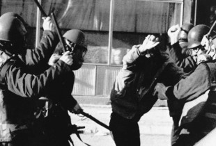 Protestuesi shqiptar rrihet nga policët serbë gjatë demonstratave në Prishtinë, më 27 mars 1989 (Foto: Udo Weitz – Associated Press)