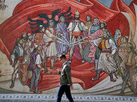 Mural me motive kombëtare shqiptare në Shkup  (Foto: AP)