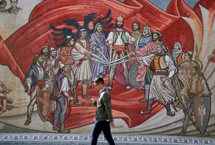 Mural me motive kombëtare shqiptare në Shkup (Foto: AP)