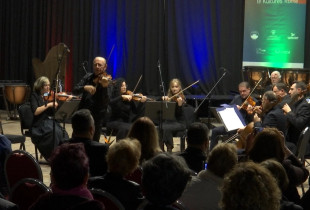 Ansambli muzikor “Egnatia” me mysafir special perkusionistin Patris Berisha ka hapur programin muzikor me “Valle hungareze nr.1” e më pas me “Valle hungareze nr.5”