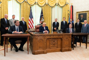 Presidenti i Serbisë, Aleksandar Vuçiq dhe kryeministri i Kosovës, Avdullah Hoti, në Shtëpinë e Bardhë gjatë nënshkrimit të "marrëveshjes historike" më 4 shtator 2020 nën administratën Trump