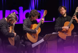 Në qendër të mbrëmjes ka qenë “Trio Elegio” me Petrit Çekun, portugezin Pedro Ribeiro Rodrigues e kroatin Tomislav Vukshiq