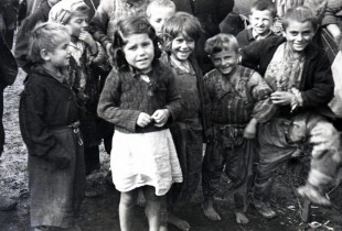 Fëmijë çamë në kampin e Kavajës, mars 1945