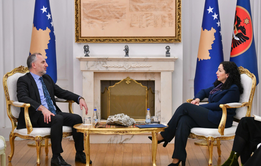 Presidentja Vjosa Osmani ka pritur në takim të hënën rektorin e Universitetit të Prishtinës, Arben Hajrullahu