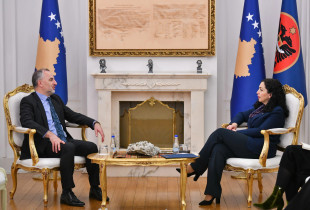 Presidentja Vjosa Osmani ka pritur në takim të hënën rektorin e Universitetit të Prishtinës, Arben Hajrullahu