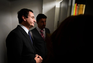 Albin Kurti ne Institutin e Krimeve te Luftes