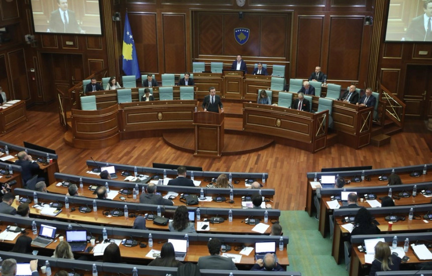 Albin Kurti ne foltoren e Kuvendit te Kosoves ne seancen e shqyrtimit te projektbuxhetit