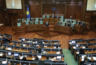 Albin Kurti ne foltoren e Kuvendit te Kosoves ne seancen e shqyrtimit te projektbuxhetit
