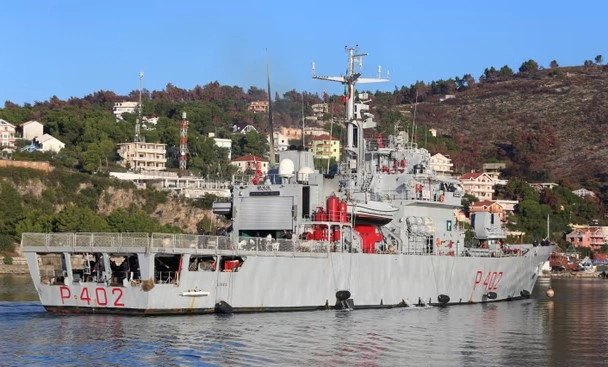 Anija me emigrante duke zbarkuar ne Shengjin