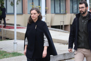 Artane Rizvanolli pas intervistimit nga Prokuroria Speciale e Kosoves