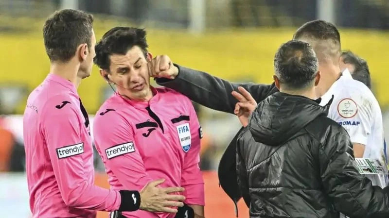 Faruk Koca duke grushtuar arbitrin