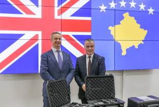 Ambasadori britanik dhe drejtori i Policisë së Kosovës