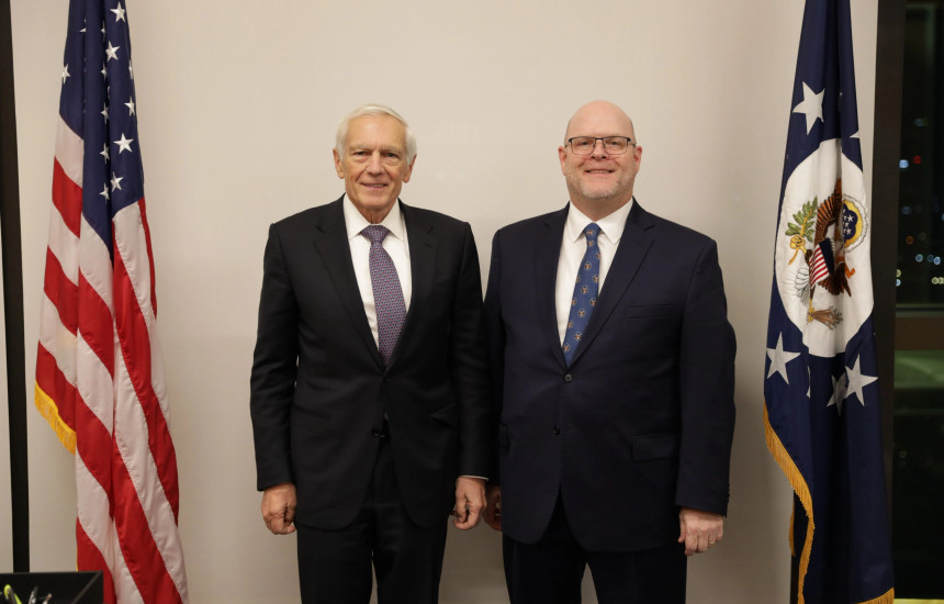 Ambasadori i Shteteve të Bashkuara të Amerikës në Kosovë, Jeffrey Hovenier, është takuar të enjten me gjeneralin e pensionuar Wesley Clark