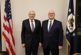 Ambasadori i Shteteve të Bashkuara të Amerikës në Kosovë, Jeffrey Hovenier, është takuar të enjten me gjeneralin e pensionuar Wesley Clark