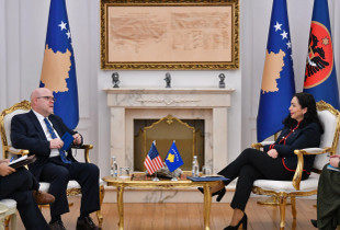 Presidentja Vjosa Osmani ka pritur në takim të enjten ambasadorin e Shteteve të Bashkuara të Amerikës, Jeffrey Hovenier