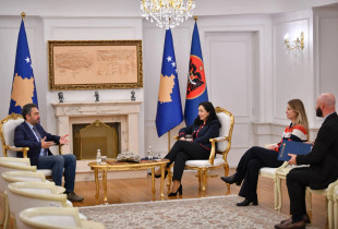Vjosa Osmani dhe Kreshnik Radoniqi