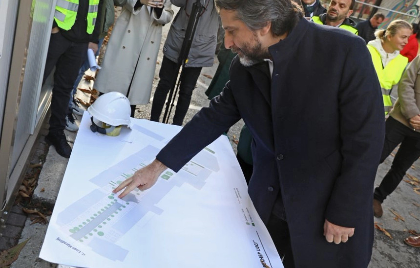 Perparim Rama gjate ceremonise se nisjes se punimeve ne rrugen Rexhep Luci ne Prishtine