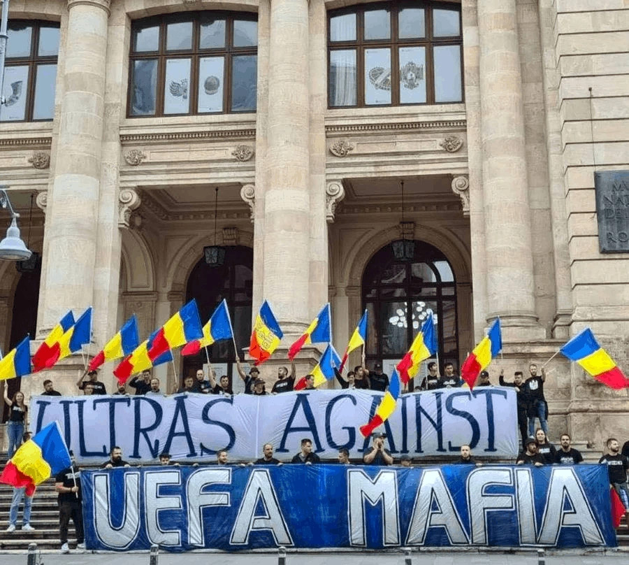 Tifozë rumunë protestojnë kundër vendimit të UEFA s