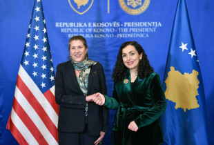 Vjosa Osmani dhe Erin McKee