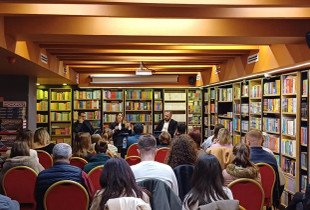 Mes rafteve plot libra, ekspertë të psikologjisë e të sociologjisë kanë diskutuar për efektet, ndikimin e teknologjisë te të rinjtë dhe për leximin si zgjidhje