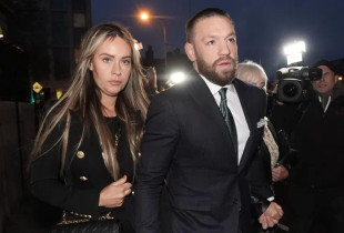 McGregor dhe gruaja e tij Dee Devlin në Gjykatë të premten