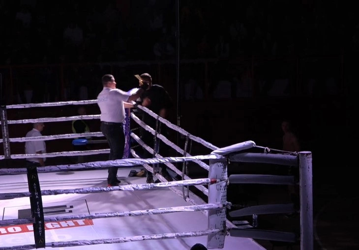 Referi Fegja Trbonja duke e goditur me trofe trajnerin kosovar