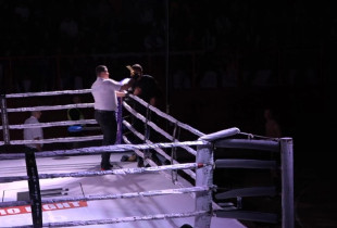 Referi Fegja Trbonja duke e goditur me trofe trajnerin kosovar