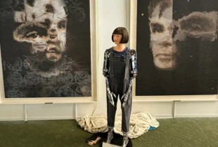 Piktura 2.2 metra e lartë e krijuar nga roboti “Ai-Da” titullohet “A.I. Zoti