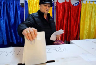 votimet ne Rumani, nje grua hedh voten