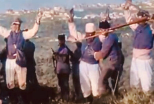Pamje filmike të kolorizuara nga kryengritja e 1912-s. Këto shkëputje paraqesin ushtarë osmanë dhe disa kryengritës shqiptarë të zënë rob