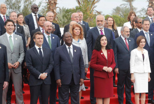Vjosa Osmani, Emmanuel Macron