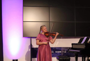 Sibora Resyli (12) ka një elegancë për mënyrën se si e zotëron skenën. Mjeshtërinë në lojë veprash e përzgjedhjet në repertor, tregojnë për sfidat që i vë vetes për të avancuar çdo herë e më shumë.