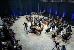 “Çdo notë, një rrëfim” është motoja e Filharmonisë e me koncertin e radhës ka shënuar edhe një kapitull në rrugëtimin muzikor (Foto: Arben Llapashtica)