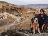 Tom Turcich me qenin e tij Savannah