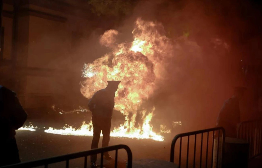 Sulmohen policë me molotov