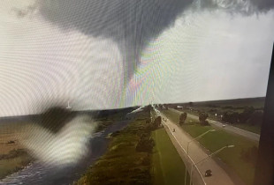 Tornado duke kaluar ne jug te Floridas, i inicuar nga uragani "Milton"