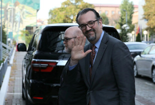 Alexander Kasanof dhe Jeffrey Hovenier duke shkuar në Qeveri (Foto: Alban Bujari)