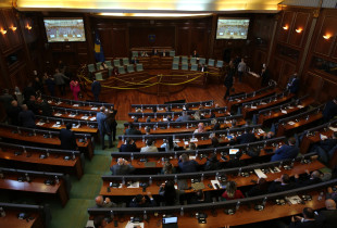 Opozita lëshon sallën