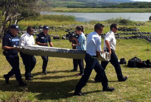 Pjesa që besohet të jetë e MH370 e gjetur në ishullin Reunion