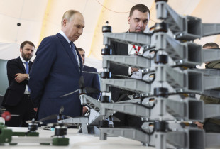 Vladimir Putin në një qendër të dronëve
