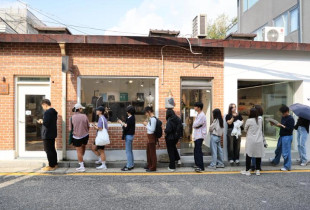 Radhë të gjata njerëzish presin hapjen e librarisë në Seul për të blerë librat e Han Kangut mëngjesin e së premtes