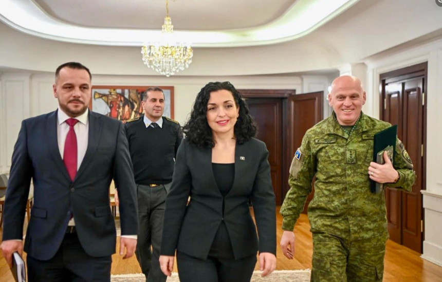 Ministri i Mbrojtjes, Ejup Maqedonci, presidentja Vjosa Osmani dhe komandanti i FSK-së, Bashkim Jashari (17 janar 2024)