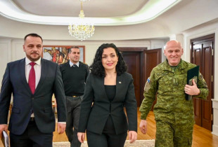 Ministri i Mbrojtjes, Ejup Maqedonci, presidentja Vjosa Osmani dhe komandanti i FSK-së, Bashkim Jashari (17 janar 2024)