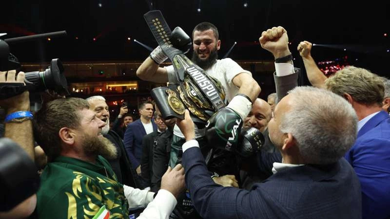 Artur Beterbiev me brezin e kampionit absolut pas triumfit ndaj Dmitrii Bivolit ne Riad