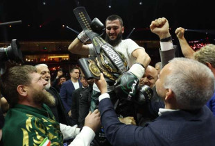 Artur Beterbiev me brezin e kampionit absolut pas triumfit ndaj Dmitrii Bivolit ne Riad