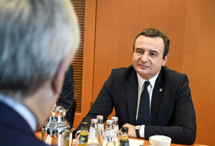Albin Kurti me Antonio Tajanin