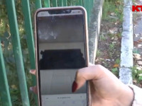 Nje nxense duke treguar videot ne TikTok