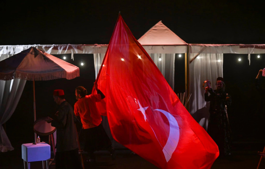 “Të gjashtët kundër Turqisë” është një reagim artistik në raport me viktimat e pushteteve që po rrëshqasin drejt autokracisë, jo veç në Turqi, por siç bën të ditur shfaqja, gjithandej (Foto: Armend Nimani)